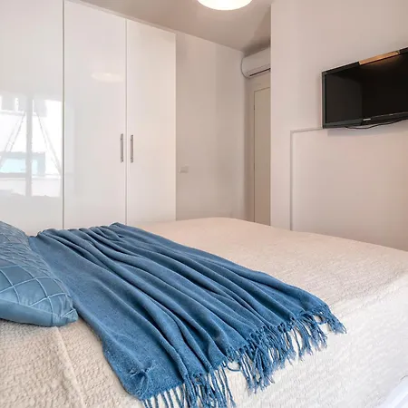 Apartment Modern With Balcony *
